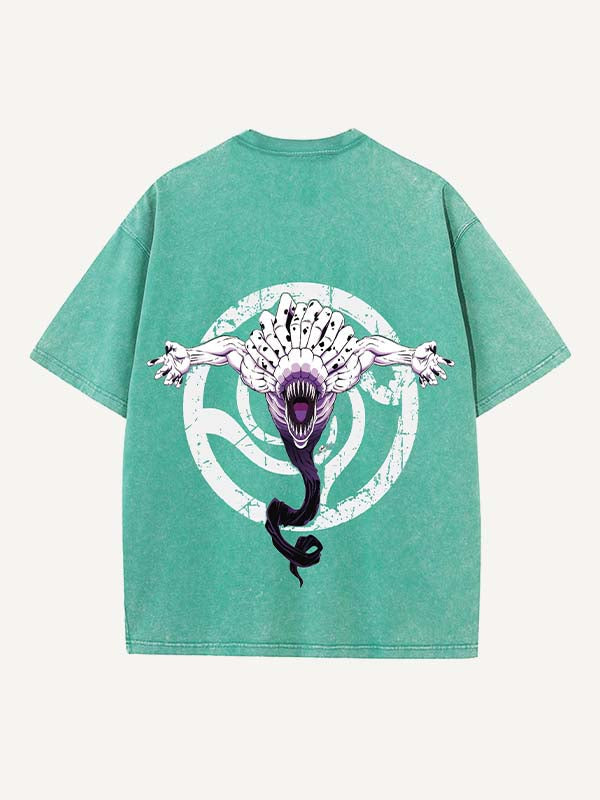 Camiseta de cuello redondo con estampado desgastado de figuras, espadas, monstruos y letras 