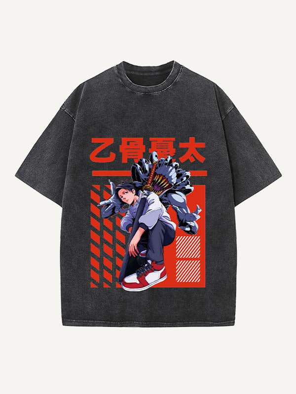 Camiseta de cuello redondo con estampado desgastado de figuras, espadas, monstruos y letras 