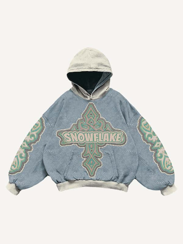 Sudadera con capucha, bolsillos inclinados, estampado de letras y cruces de colores 