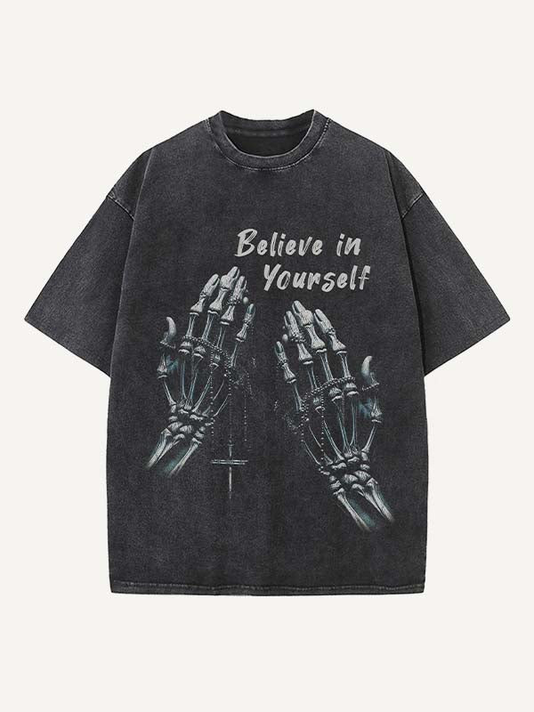 Camiseta de cuello redondo con estampado de palmeras y cruces desgastado y lavado 