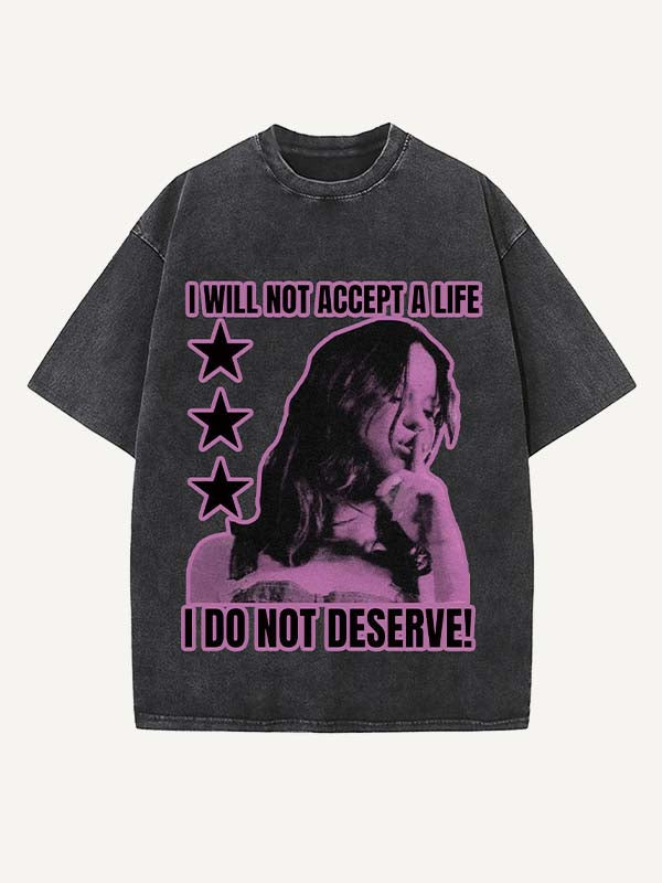 Camiseta de cuello redondo con estampado desgastado de figuras y letras 