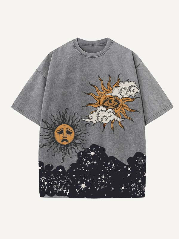 Camiseta de cuello redondo con estampado gráfico de sol, luna, ojos y nubes, desgastada y lavada 