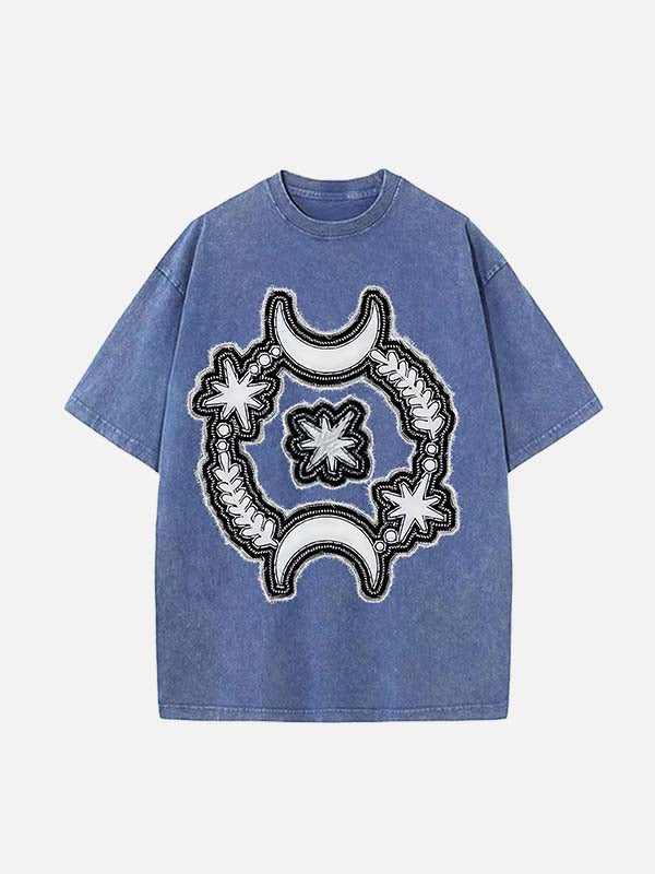 Camiseta de cuello redondo con estampado de calcomanías falsas de luna, estrellas y ojos desgastados y lavados