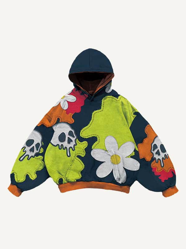 Sudadera con capucha y bolsillos inclinados con estampado floral y calaveras en bloques de color 
