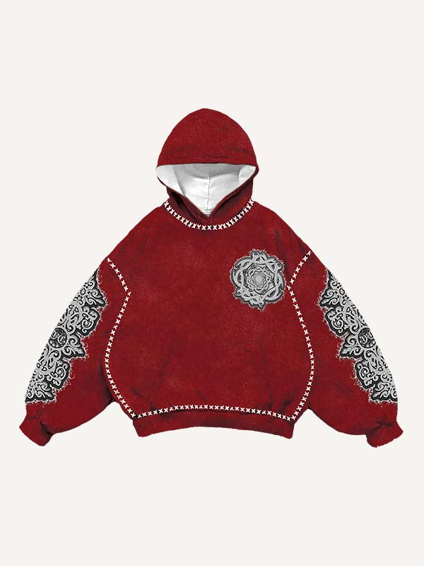 Sudadera con capucha y bolsillos inclinados con estampado de calcomanías falsas y gráficos de cruz y letras 