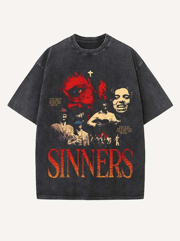 Camiseta de cuello redondo con estampado desgastado de figuras y letras 