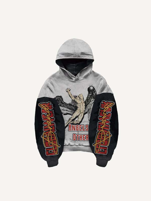 Sudadera con capucha y bolsillos inclinados con estampado de figuras, alas y letras en bloques de color 