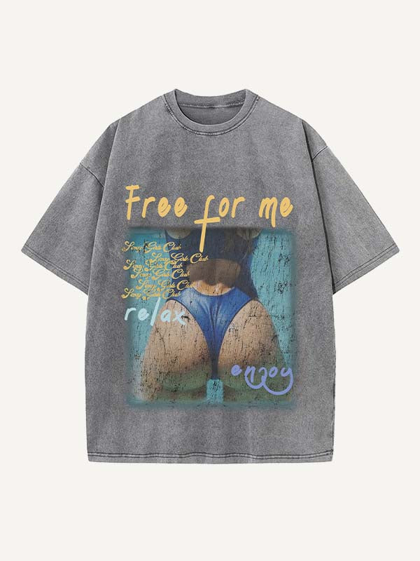 Camiseta de cuello redondo con estampado desgastado de figuras y letras 