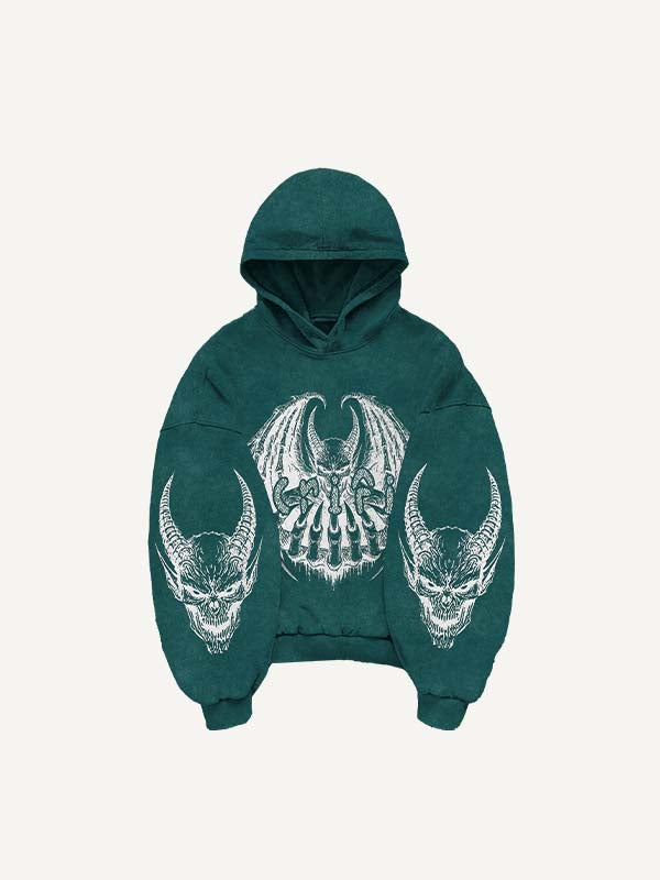 Sudadera con capucha y bolsillos inclinados con estampado de calcomanías falsas de Demon, Wing y Letter 