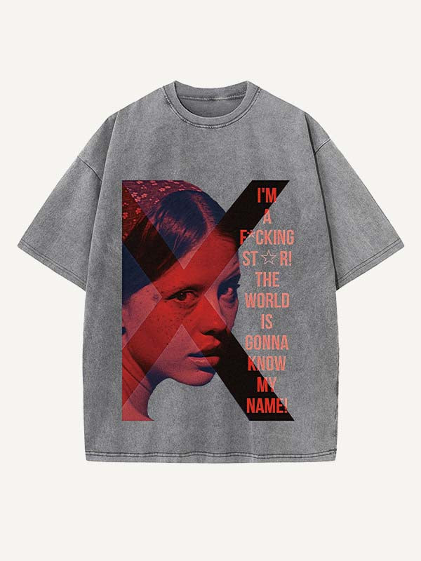 Camiseta de cuello redondo con estampado desgastado de figuras y letras