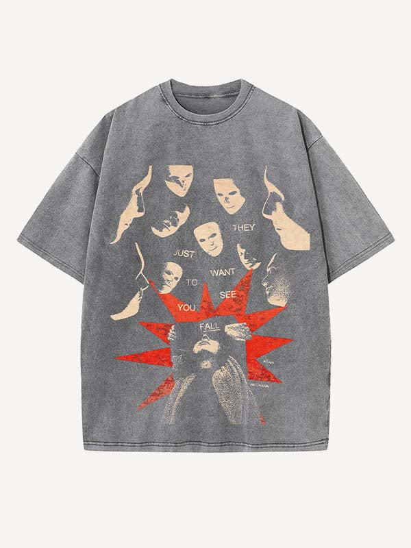 Camiseta de cuello redondo con estampado desgastado de figuras y letras 