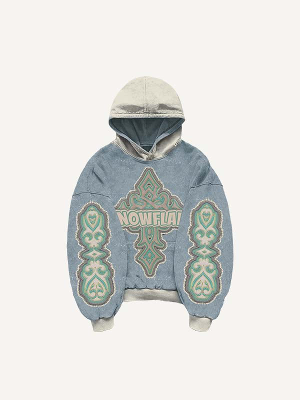 Sudadera con capucha, bolsillos inclinados, estampado de letras y cruces de colores 