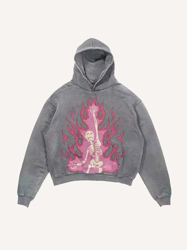 Sudadera con capucha y bolsillos inclinados con estampado de esqueleto de fuego en rosa desgastado y lavado 