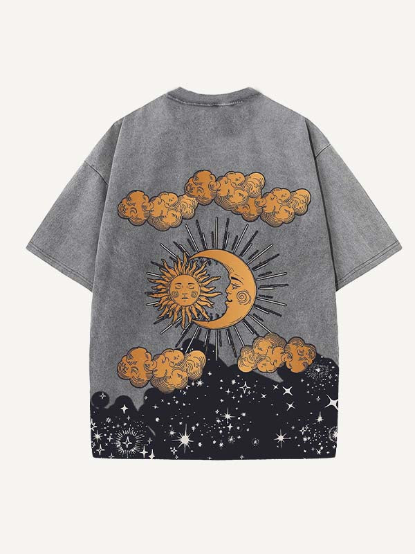 Camiseta de cuello redondo con estampado gráfico de sol, luna, ojos y nubes, desgastada y lavada 