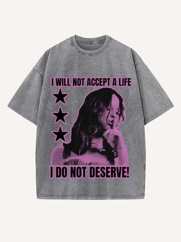 Camiseta de cuello redondo con estampado desgastado de figuras y letras 