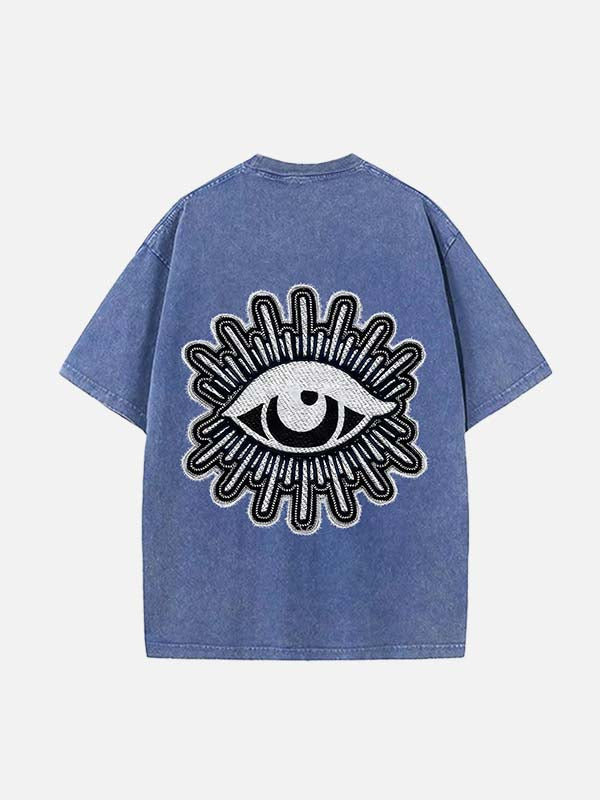 Camiseta de cuello redondo con estampado de calcomanías falsas de luna, estrellas y ojos desgastados y lavados