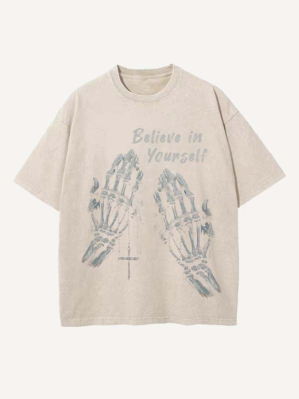 Camiseta de cuello redondo con estampado de palmeras y cruces desgastado y lavado 