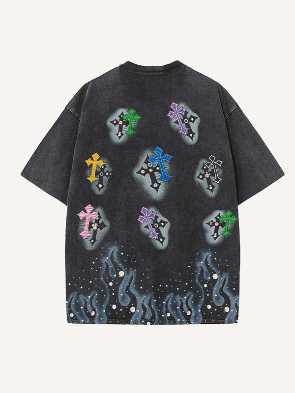 Camiseta de cuello redondo con estampado desgastado de cruces, fuegos, letras y gráficos 