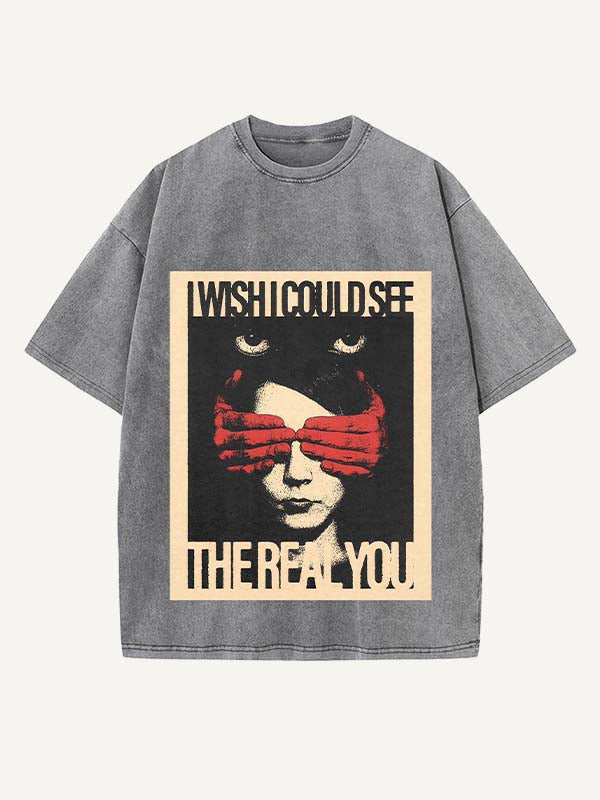 Camiseta de cuello redondo con estampado desgastado de figuras y letras 