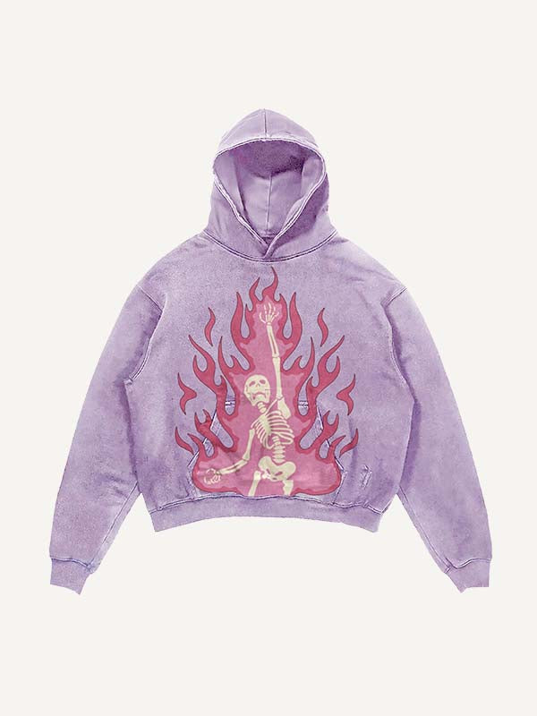 Sudadera con capucha y bolsillos inclinados con estampado de esqueleto de fuego en rosa desgastado y lavado 