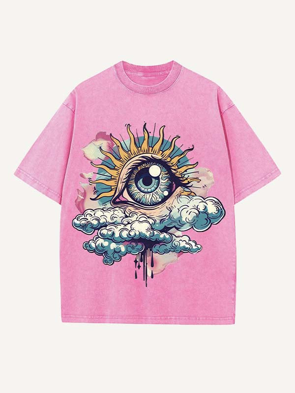 Camiseta de cuello redondo con estampado de ojos y nubes desgastado 