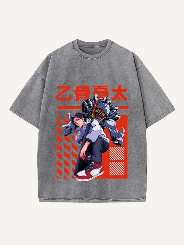 Camiseta de cuello redondo con estampado desgastado de figuras, espadas, monstruos y letras 