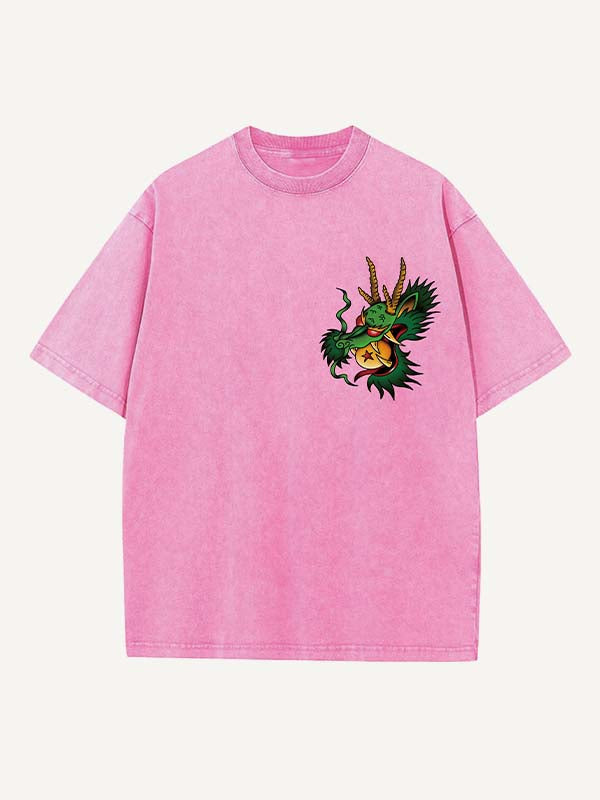 Camiseta de cuello redondo con estampado gráfico de dragón y casa desgastada 