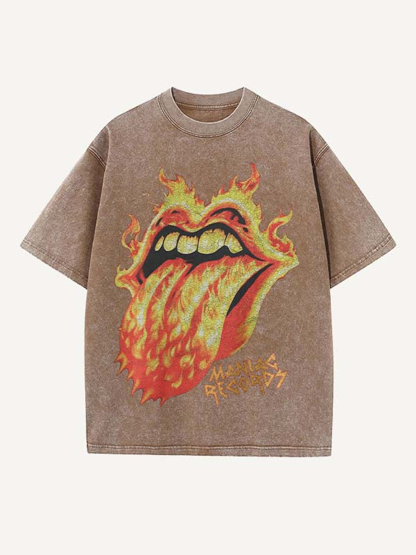 Camiseta de cuello redondo con estampado de lengua de fuego y efecto desgastado