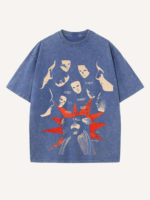 Camiseta de cuello redondo con estampado desgastado de figuras y letras 