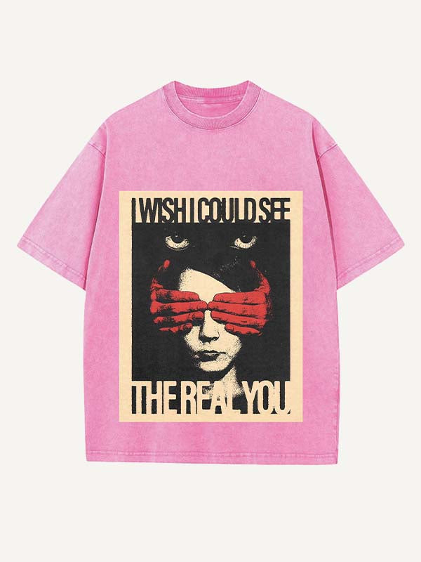 Camiseta de cuello redondo con estampado desgastado de figuras y letras 