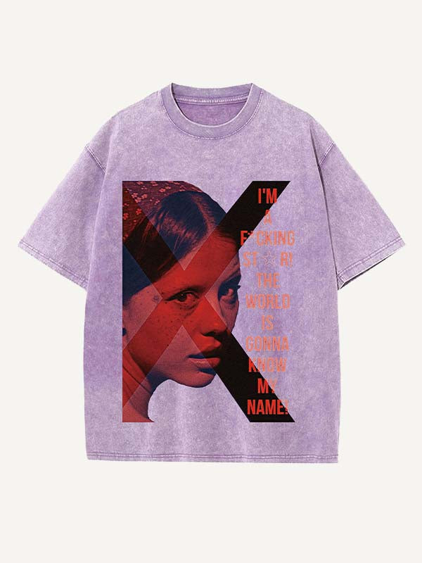 Camiseta de cuello redondo con estampado desgastado de figuras y letras