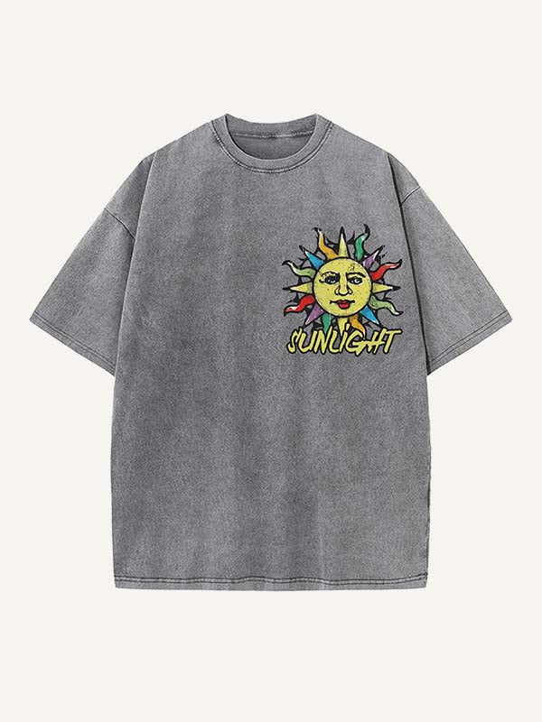 Camiseta de cuello redondo con estampado de letras y sol desgastado y lavado 