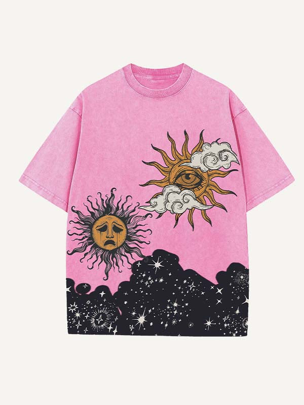 Camiseta de cuello redondo con estampado gráfico de sol, luna, ojos y nubes, desgastada y lavada 