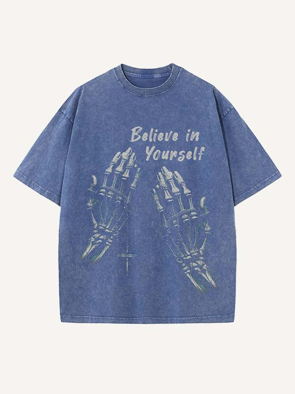 Camiseta de cuello redondo con estampado de palmeras y cruces desgastado y lavado 