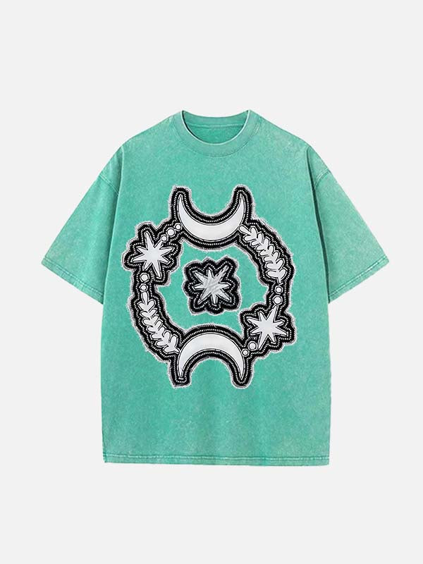 Camiseta de cuello redondo con estampado de calcomanías falsas de luna, estrellas y ojos desgastados y lavados