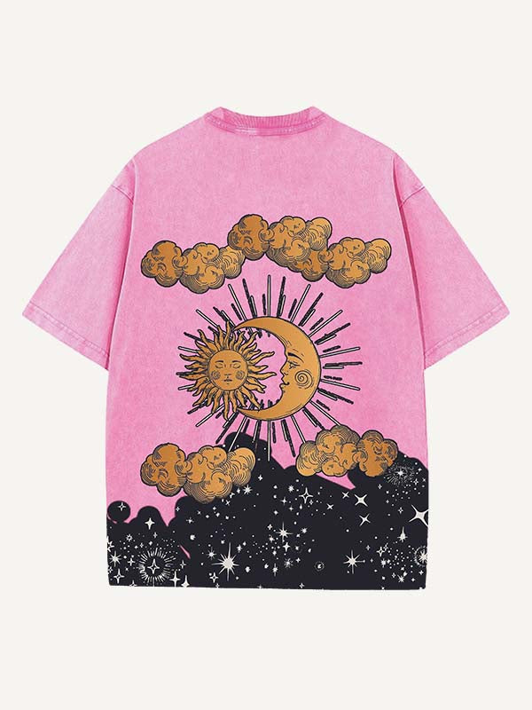 Camiseta de cuello redondo con estampado gráfico de sol, luna, ojos y nubes, desgastada y lavada 
