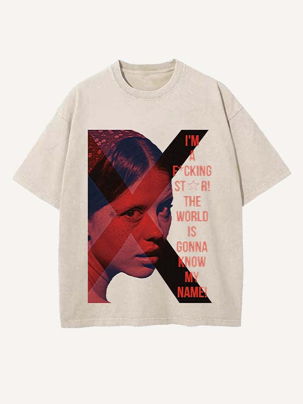 Camiseta de cuello redondo con estampado desgastado de figuras y letras