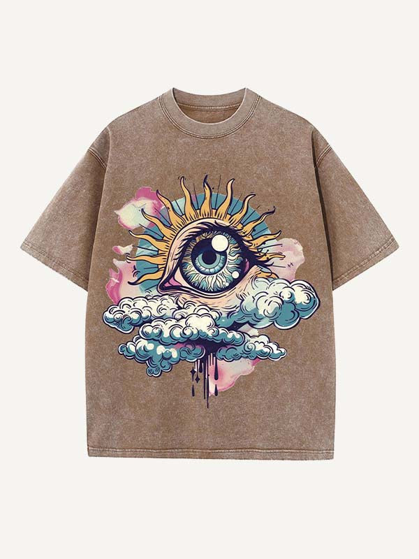 Camiseta de cuello redondo con estampado de ojos y nubes desgastado 