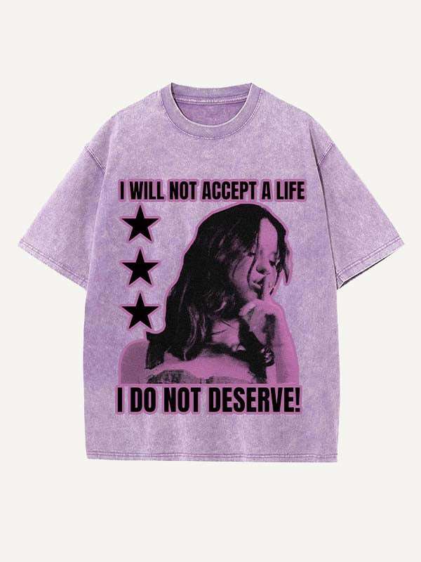 Camiseta de cuello redondo con estampado desgastado de figuras y letras 