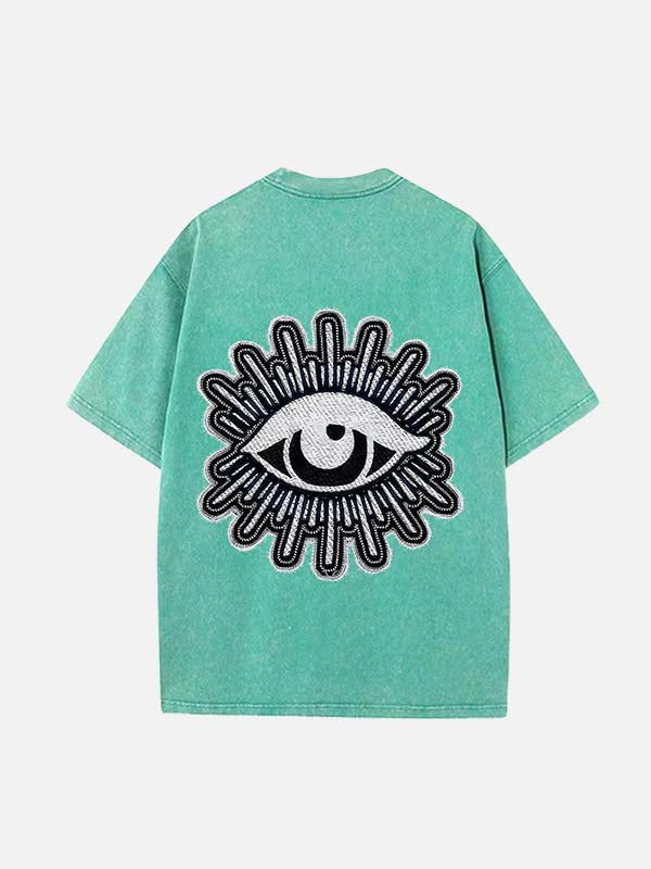 Camiseta de cuello redondo con estampado de calcomanías falsas de luna, estrellas y ojos desgastados y lavados