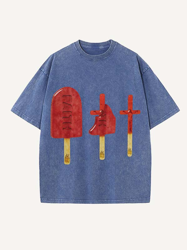 Camiseta de cuello redondo con estampado desgastado de figuras, cruces, helados y letras 