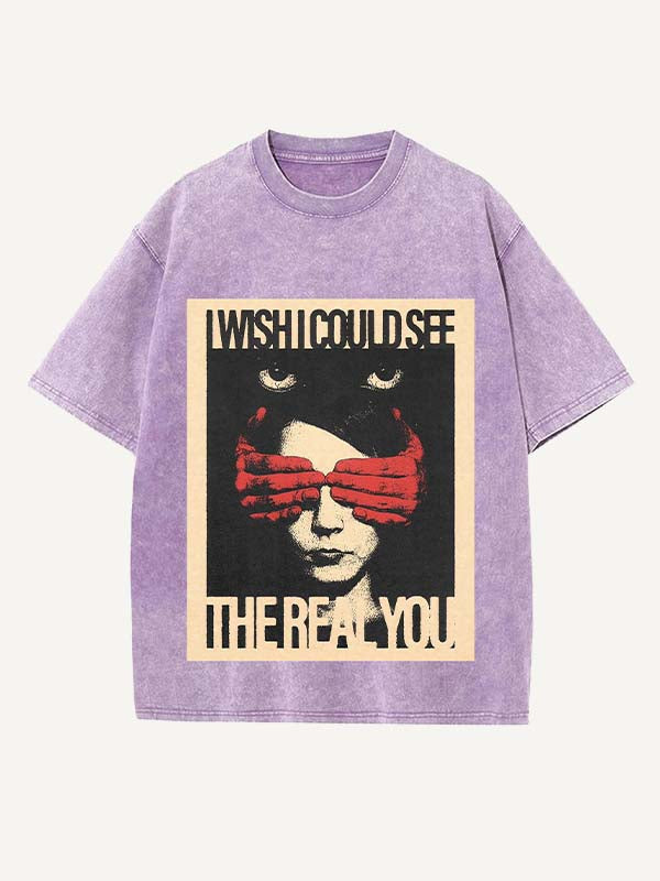 Camiseta de cuello redondo con estampado desgastado de figuras y letras 