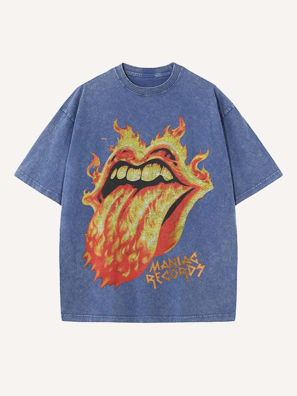 Camiseta de cuello redondo con estampado de lengua de fuego y efecto desgastado