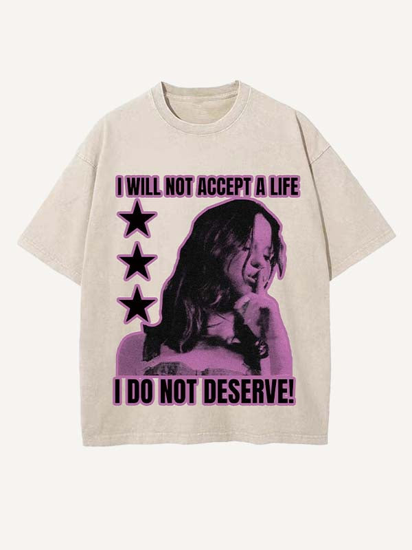 Camiseta de cuello redondo con estampado desgastado de figuras y letras 