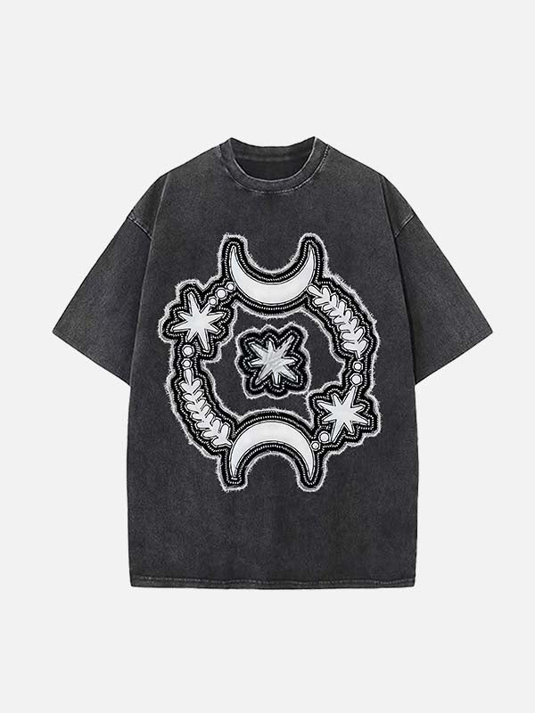 Camiseta de cuello redondo con estampado de calcomanías falsas de luna, estrellas y ojos desgastados y lavados