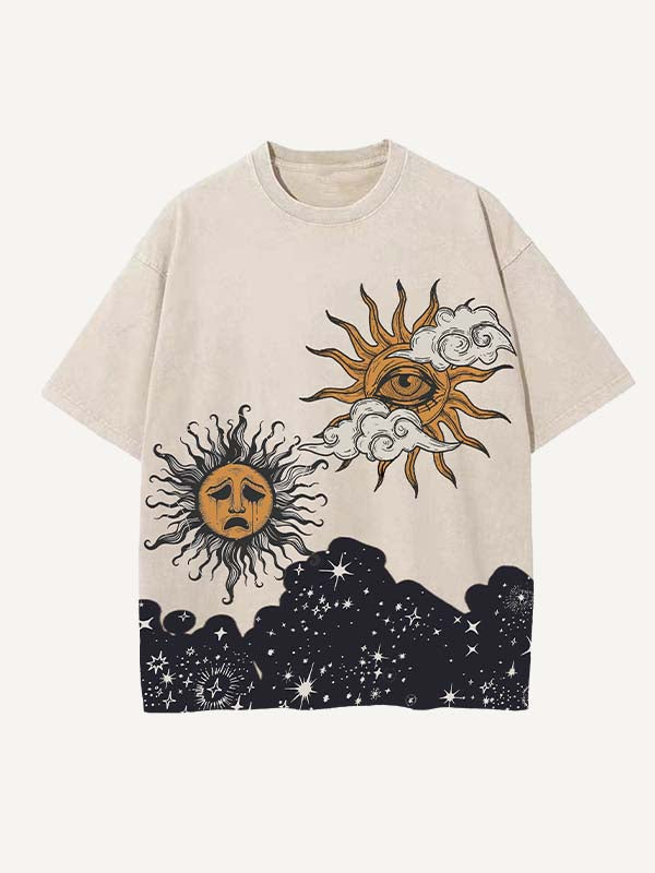 Camiseta de cuello redondo con estampado gráfico de sol, luna, ojos y nubes, desgastada y lavada 