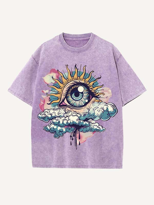 Camiseta de cuello redondo con estampado de ojos y nubes desgastado 