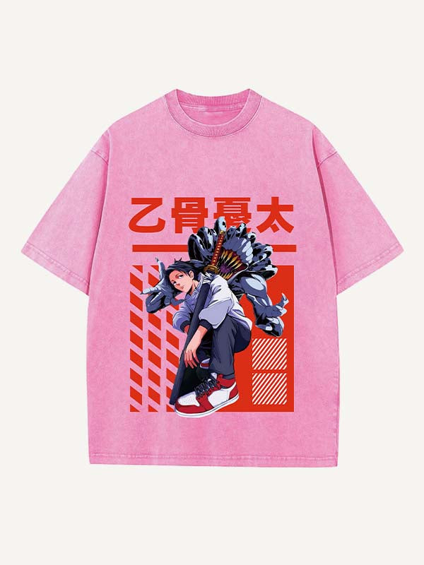 Camiseta de cuello redondo con estampado desgastado de figuras, espadas, monstruos y letras 