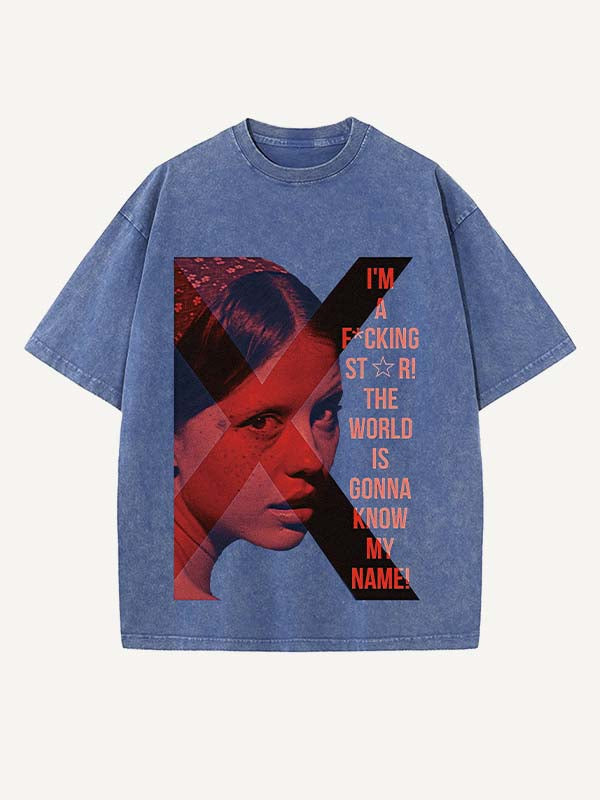 Camiseta de cuello redondo con estampado desgastado de figuras y letras