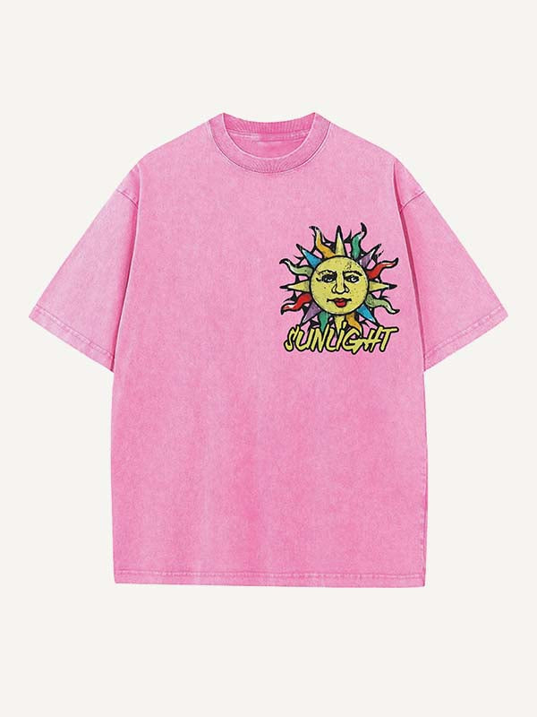 Camiseta de cuello redondo con estampado de letras y sol desgastado y lavado 